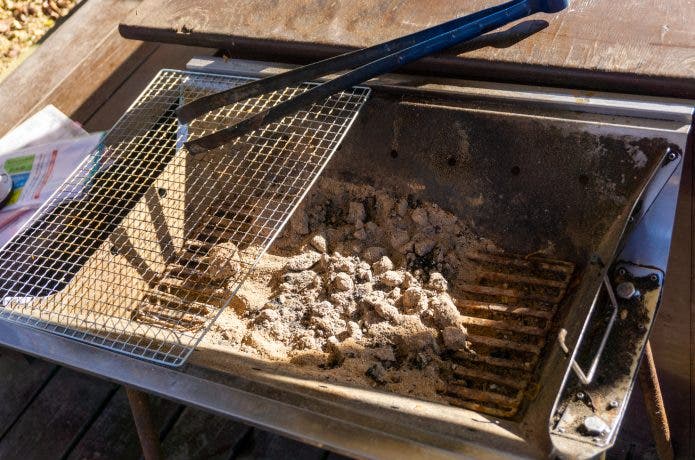 BBQコンロの中にある燃えカス