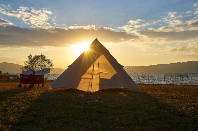 夕日に照らされるテント