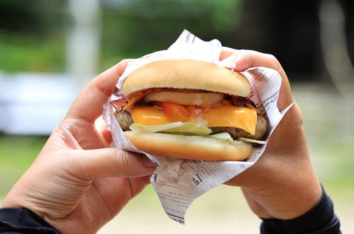 ハンバーガーを持った手