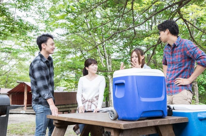 クーラーボックスを囲んだ男女