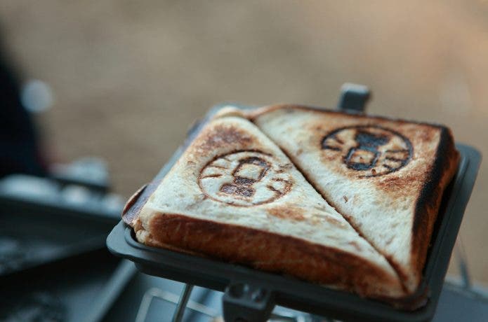 ホットサンドメーカーでパンを焼く