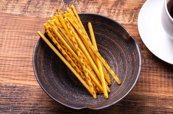 プリッツの燻製を食べようとしている。