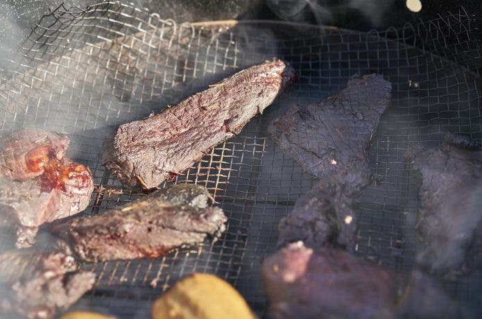肉を燻製している様子