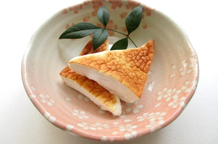 はんぺんの燻製が皿に乗っている。