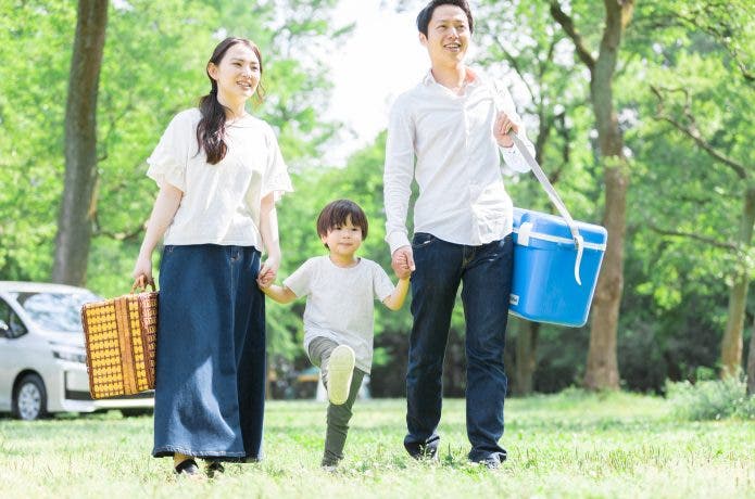 クーラーボックスを持参して公園に来た親子