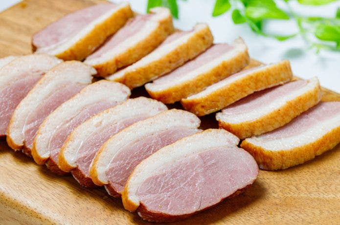 スライスされた、合鴨肉の燻製。
