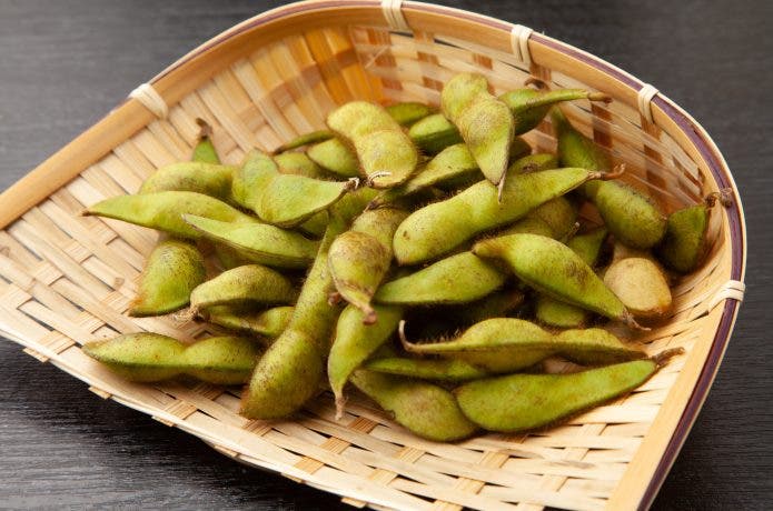 枝豆の燻製がザルに乗っている。