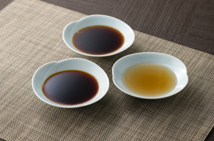 醤油が3つの器に注がれている。