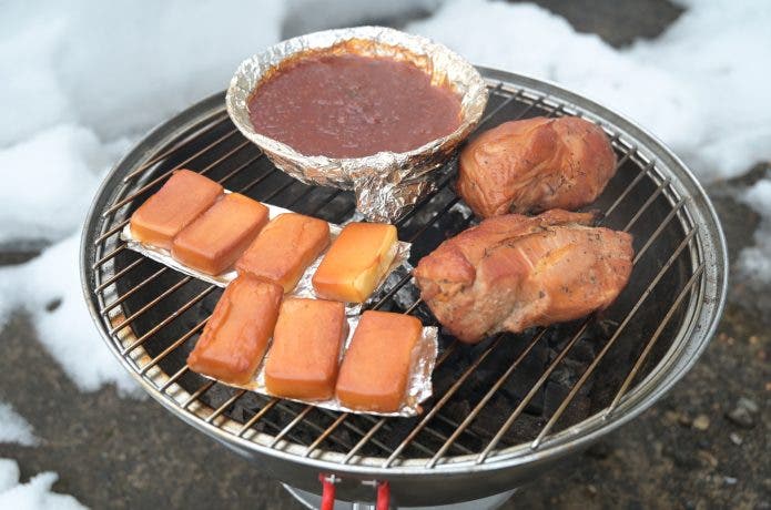 チーズを燻製している様子