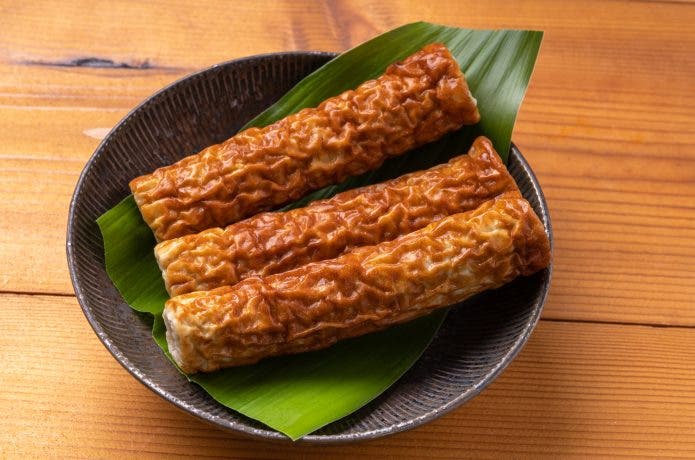 さらに盛られた、ちくわの燻製。