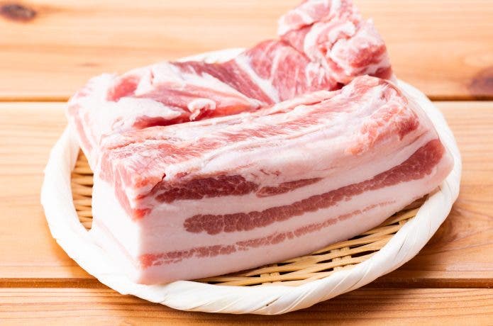 豚バラブロックを乾燥させている。