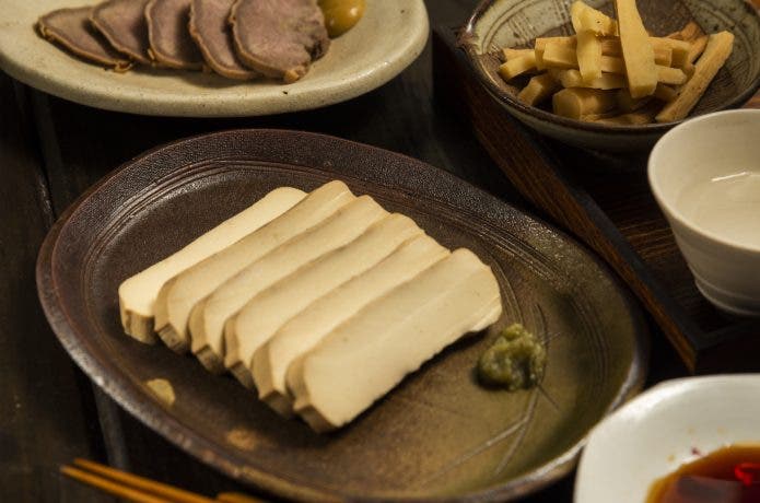豆腐の燻製をスライスして皿に盛り付けた様子。