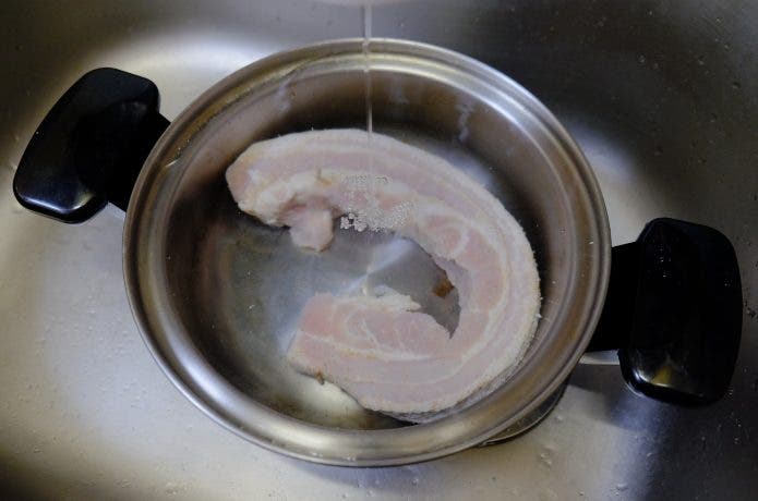肉を流水で塩抜き